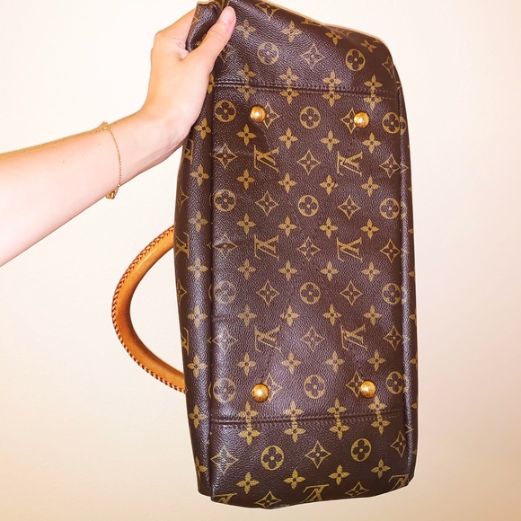 Louis Vuitton Artsy MM Monogram Bag - Picture 7 of 12